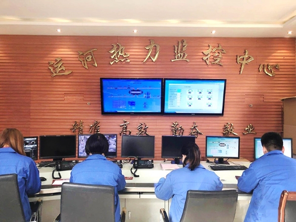 客服人员认真接听用户电话